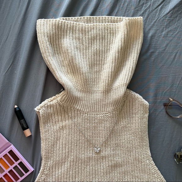 Cowl Neck Sleeveless Sweater - Picture 3 of 8
